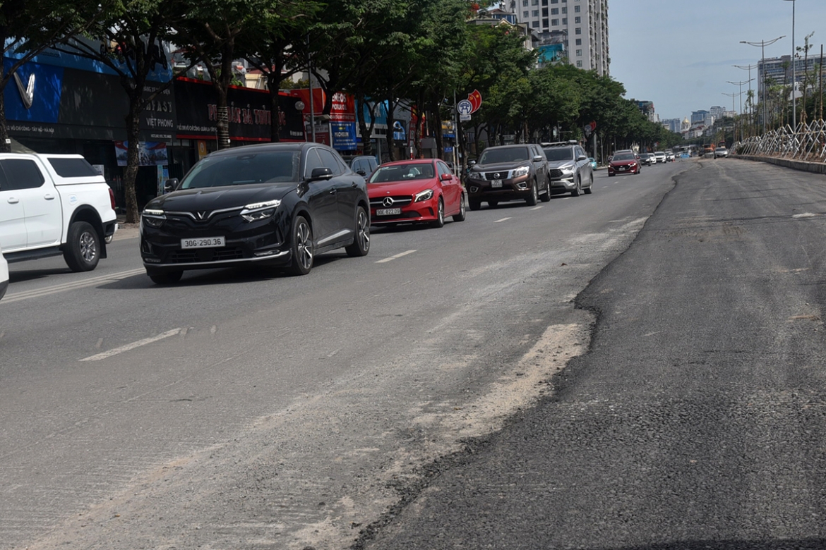 Hà Nội hoàn trả mặt đường sau dự án chống ngập: Nhiều gồ ghề, nham nhở mất an toàn